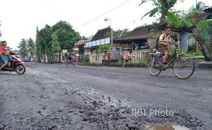 INFRASTRUKTUR KLATEN : Barusan Diperbaiki Jalan Gatak Grojogan-Bayat Sudah Rusak Lagi