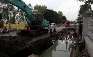 FLYOVER MANAHAN SOLO : Pekerjaan Drainase Tak Maksimal, Legislator Omeli Kontraktor