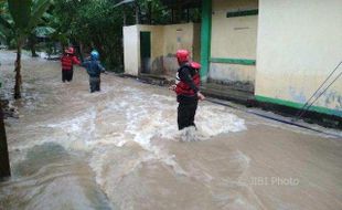 BANJIR SUKOHARJO : Kali Siluwur Meluap Rendam Ratusan Rumah Warga Weru