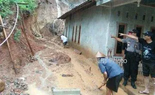 BENCANA SUKOHARJO : 5 Rumah dan 1 Ruas Jalan Terkena Longsor Kecamatan Bulu