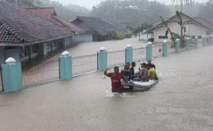 BADAI CEMPAKA : Guru dan Murid Bahu Membahu Selamatkan Dokumen Sekolah