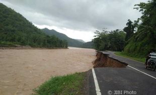 BANJIR PACITAN : Jalan Karangrejo-Karanggede Langganan Banjir Luapan Sungai Grindulu