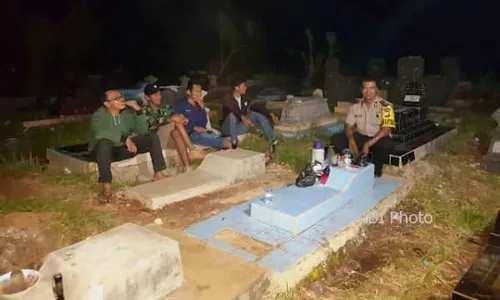 Takut Mayat Dicuri, Warga Jaga Makam Orang Baru Mati