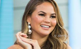 Lucunya, Chrissy Teigen Ngelantur Jadi Model Victoria Secret