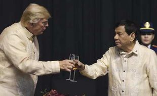 Mendadak Mesra, Duterte Nyanyikan Lagu Cinta untuk Donald Trump