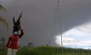 Gunung Agung Bali Lontarkan Cahaya Merah