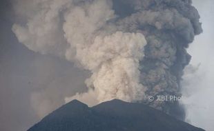 Ancaman Gunung Agung, dari Hujan Abu Lebat Hingga Batu Panas