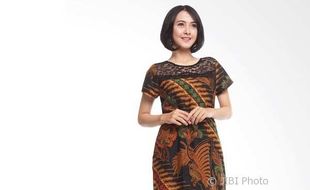 FASHION WANITA : Ladies, 4 Busana Batik Ini Bikin Penampilan Kece Badai