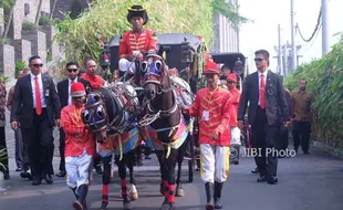 JOKOWI MANTU: Dikirab dengan Kereta Kencana, Bobby Senyum-Senyum Saat Namanya Dipanggil