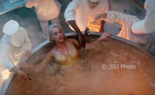 Mengejutkan! Katy Perry Doyan Makan Daging Manusia?