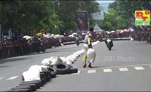 VIDEO VIRAL: Cuma di Indonesia, Pembalap Dilempar Karung Pembatas Saat Balapan