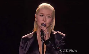 Christina Aguilera Ajak Penonton AMAs 2017 Kenang Whitney Houston