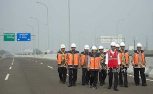 Presiden Jokowi Jamin Seluruh Ruas Tol Becakayu Rampung 2018