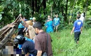 BADAI CEMPAKA : Sepasang Kakek Nenek di Gunungkidul Tertimbun Longsor