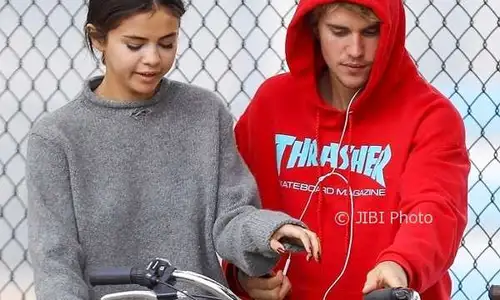 Yigit sikilib ketyapti va u qichqiradi