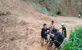 BENCANA PACITAN : Longsor Timbun Jalan, Pemuda Arjosari Jual Jasa Angkut Sepeda Motor