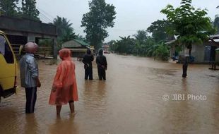 BENCANA WONOGIRI : Jalur Solo-Pacitan via Karangturi Nguntoronadi Terendam Banjir