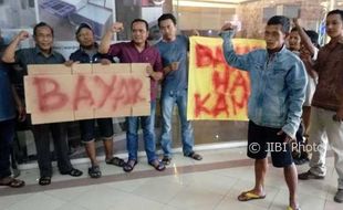 DEMO SEMARANG : Tak Kunjung Terima Upah, Buruh Proyek Karaoke Vinus Unjuk Rasa