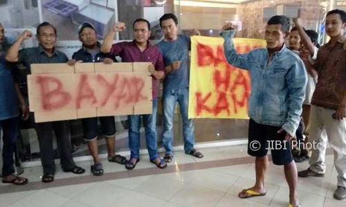 DEMO SEMARANG : Tak Kunjung Terima Upah, Buruh Proyek Karaoke Vinus Unjuk Rasa