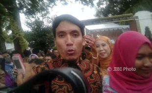 JOKOWI MANTU : Diajak Selfie Bareng Warga, Desta "Malu-Malu"