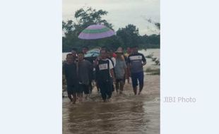 BANJIR SUKOHARJO : Warga Tawang Weru Menandu Penderita Kanker Menerobos Genangan Air