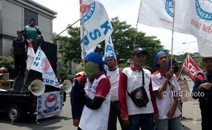 DEMO SEMARANG : Tuntut Kenaikan UMK 2018, Ribuan Buruh Cari Gubernur Jateng