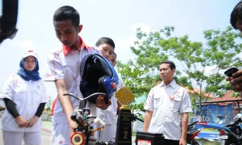 KISAH INSPIRATIF : Keren! Helm Buatan Siswa SMK di Brebes Ini Bisa Buat Mesin Motor Mati