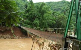 BENCANA PACITAN : 6 Korban Tanah Longsor dan Banjir Belum Ditemukan