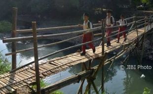 FOTO INFRASTRUKTUR KUDUS : Jembatan Bambu Andalan Warga Kota