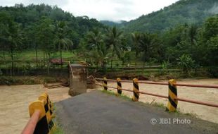 BENCANA PACITAN : Semalam 4 Jembatan di Pacitan Roboh Diterjang Banjir