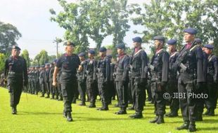 Kapolda Jateng Ganjar Penghargaan 13 Personel Brimob