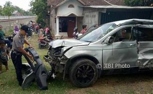 KECELAKAAN DEMAK : Mogok di Rel KA, Honda CRV Remuk Terlanggar Argo Bromo Anggrek