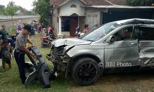 KECELAKAAN DEMAK : Mogok di Rel KA, Honda CRV Remuk Terlanggar Argo Bromo Anggrek