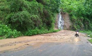 Hendak ke Pacitan, BPBD Jatim dan Basarnas Terjebak Longsor di Ponorogo