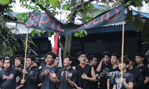 Mahasiswa Sipil UAJY Sambut Wisudawan seperti Suporter