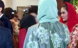 Hadiri Pernikahan Kahiyang Ayu-Bobby Nasution, Bupati Kendal Tampil Menawan