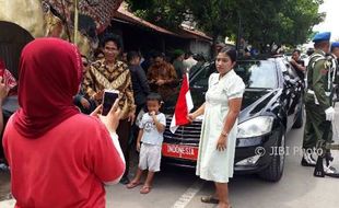 JOKOWI MANTU: Mobil JK Jadi Sasaran Foto-Foto Warga