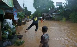 Ratusan Warga Korban Banjir Terserang ISPA