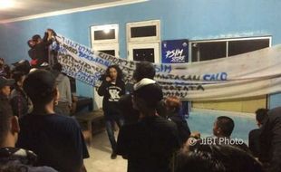 Demo Tak Ditanggapi, Supporter PSIM Segel PSIM Store