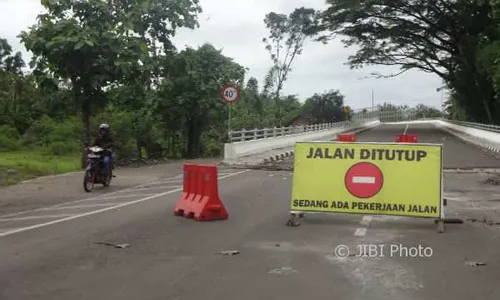 BADAI CEMPAKA : Cuaca Buruk, Pengaspalan Jalan Ngelo Ditunda