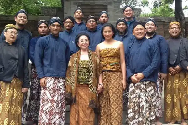 Hanung Ajak Pemain "Sultan Agung" Ziarah ke Makam Raja-Raja di Imogiri