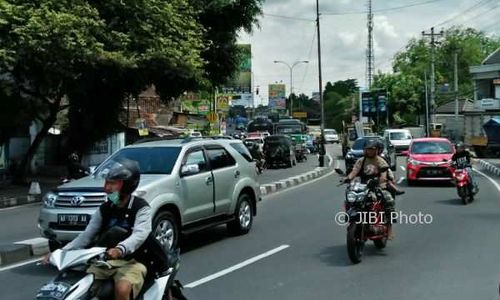 Jumat Siang, Jalan Wates Ramai Lancar