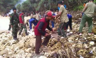 Terbawa Gelombang, Sampah Menumpuk di Pantai Krokoh