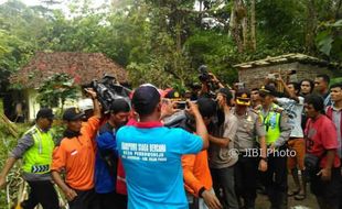 BADAI CEMPAKA : Dramatis, Ini Foto-Foto Proses Evakuasi Korban Tertimbun Tanah Longsor di Pendoworejo