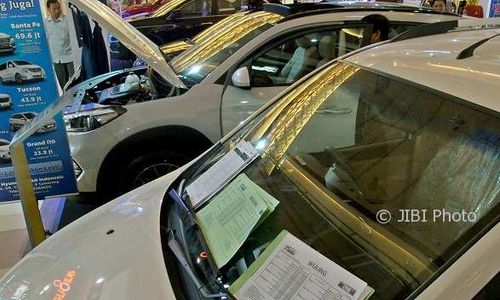 FOTO PAMERAN SEMARANG : Cermati Mobil di Sauto Expo