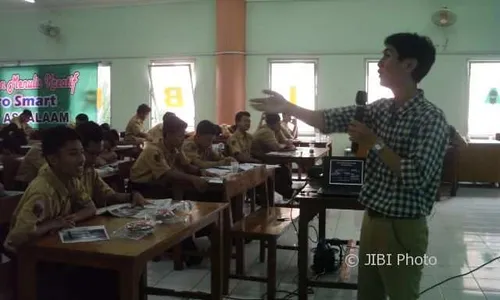 PELATIHAN JURNALISTIK SOLOPOS : Siswa SMA Assalaam Kartasura Berlatih Bikin Berita