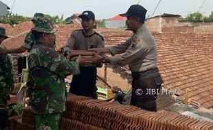 AKSI POLISI : Bareng Tentara, Polisi di Kudus Kompak Bedah Rumah Tak Layak Huni