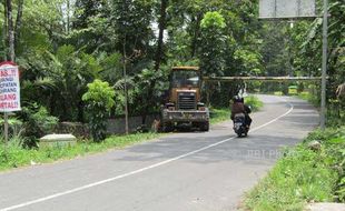 Cegah Kerusakan Jalan, Warga Pasang Portal di Jalur Evakuasi