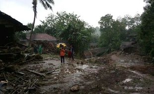 BADAI CEMPAKA : Tanah Longsor di Tepi Winongo, 5 Warga Diungsikan