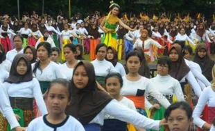 FOTO PENDIDIKAN SALATIGA : 250 Siswi Salatiga Menari Massal